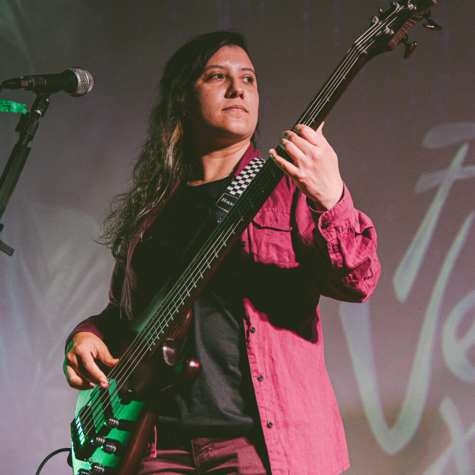 Gabi Mafra - Mulher Tocando Bass